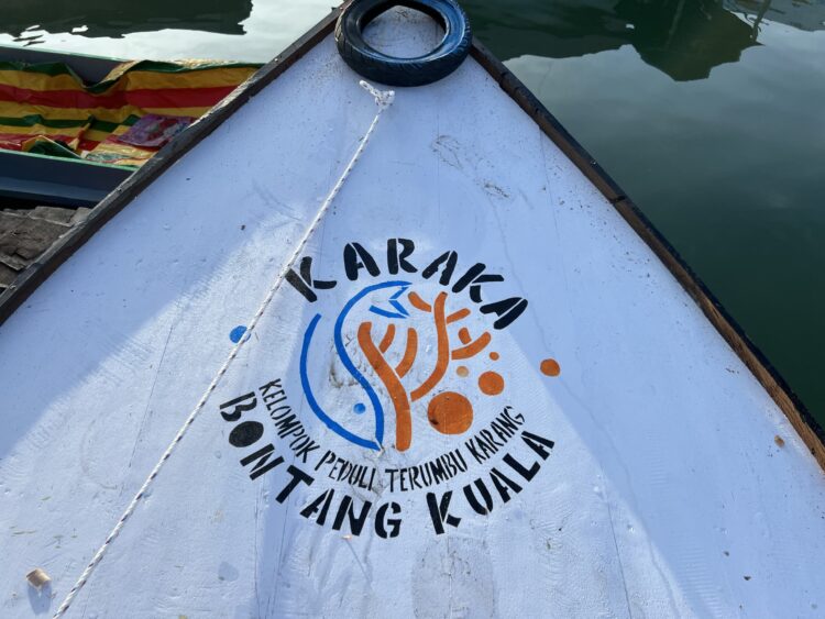 Perkuat Kolaborasi Konservasi Terumbu, Pupuk Kaltim Bantu Kapal Operasional Bagi Kelompok KARAKA Bontang Kuala