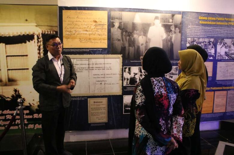 Wisata Sejarah ke ANRI, Neni Ajak Menata Diorama Arsip demi Menjaga Ingatan Kota Bontang