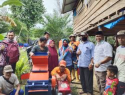 Legislator Bontang Dampingi Penyerahan Mesin Pencacah Rumput Untuk Kelompok Tani di Nyerakat