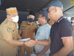 Serahkan Bantuan, Bupati Bone Dengar Keluh Kesah Korban Kebakaran di Panyula