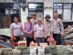 Kapolsek Bangun Bagikan Sembako Korban Kebakaran di Rambung Merah
