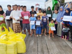 HI Bontang Bagikan Ratusan Iftar untuk Masyarakat Pesisir