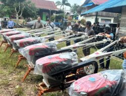 Penuhi Aspirasi Masyarakat, Wakil Ketua DPRD Kaltim Seno Aji Serahkan 13 Traktor ke Warga Kukar