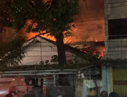 Kebakaran Hebat Landa Rumah Makan di Bandar Lampung, Warga Panik dan Berhamburan