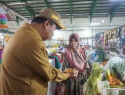 Sekda Kukar Sunggono Pantau Pasar Mangkurawang, Pastikan Stabilitas Harga Jelang Lebaran