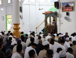 Ribuan Warga Padati Masjid Jami Adji Amir Hasanoeddin, Sekda Kukar Ajak Rayakan Idul Fitri dengan Kebersamaan