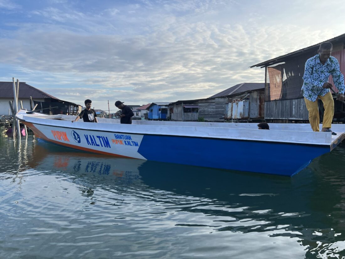 Perkuat Kolaborasi Konservasi Terumbu, Pupuk Kaltim Bantu Kapal Operasional Bagi Kelompok KARAKA Bontang Kuala