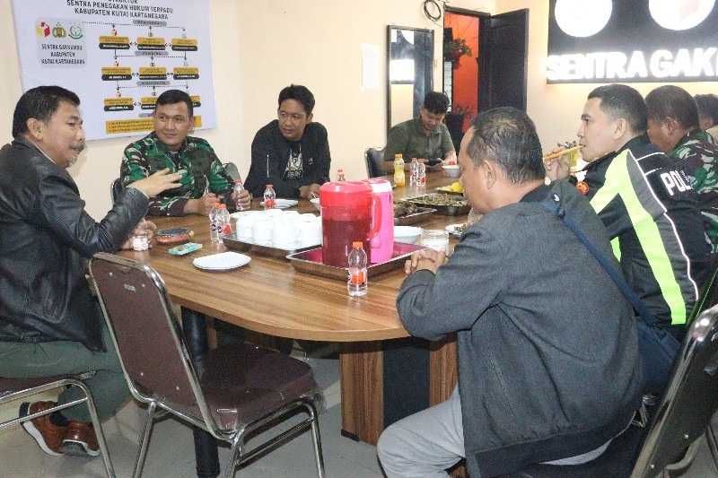 Sekda Kukar Pimpin Monitoring Kesiapan dan Pengamanan TPS di Tenggarong