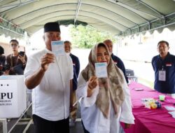 Bupati Edi Damansyah Coblos di TPS 22 Arwana, Ajak Warga Kukar Ramaikan PSU Demi Masa Depan Daerah
