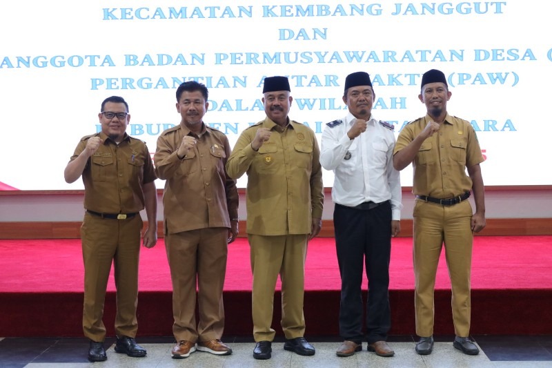 Bupati Kukar Lantik Pj Kades Long Beleh Modang dan PAW Anggota BPD