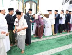 Sekda Kukar Serahkan Sapi Kurban di Masjid Jami’ Tenggarong saat Sholat Ied