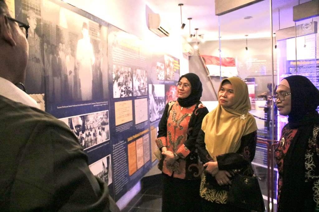 Wisata Sejarah ke ANRI, Neni Ajak Menata Diorama Arsip demi Menjaga Ingatan Kota Bontang