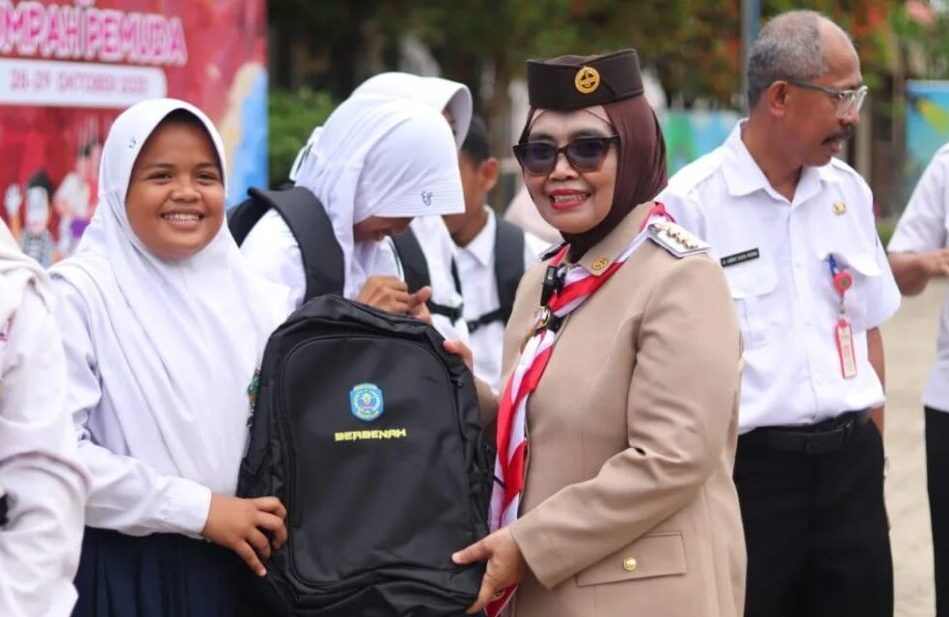 Pemkot Bontang Tegaskan Komitmen Pendidikan Lewat Pembagian Tas Gratis
