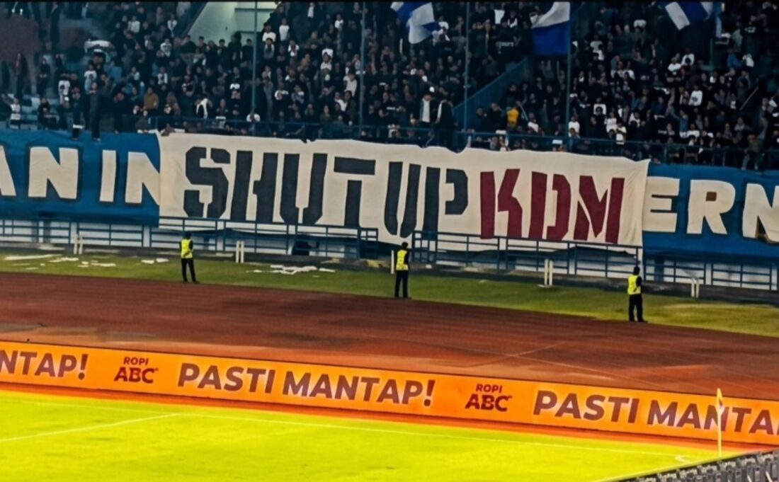 Panas di GBLA, Laga Persib vs Arema Diwarnai Banner Kontroversial untuk Dedi Mulyadi
